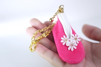 色が選べる小さな靴のバッグチャーム